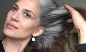 transição do cabelo pintado para o grisalho